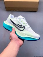 集图 Nike 耐克 升级原楦开版型，采用柔软透气编织网眼鞋面材质，内置Zoom气垫装置，全新Sr02泡棉鞋垫及中底 旗下跑鞋阵容持续迎来新成员，全新耐克Nik