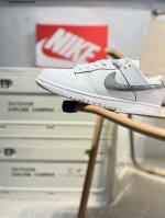 耐克Nike Dunk Low 板鞋Sb系列经典百搭休闲运动板鞋加厚鞋舌的填充，使舒适性大大提升，同时也更方便穿脱中底部分则加入了脚感柔软舒适Zoomair气垫