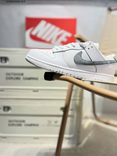 耐克Nike Dunk Low 板鞋Sb系列经典百搭休闲运动板鞋加厚鞋舌的填充，使舒适性大大提升，同时也更方便穿脱中底部分则加入了脚感柔软舒适Zoomair气垫
