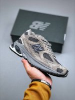 new Balance Nb2010系列新百伦经典复古休闲运动板鞋 以Encap中底配以升级版 N-Ergy缓震物料 鞋面则采用特色的柔软麂皮搭以Newbala