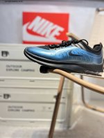 nike Air Max Axis 二十周年限定鞋面细节更加简约，但线条能清晰的看出 Air Max 98 的元素，搭载后掌 Air Max 气垫，带来完全不一