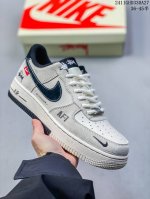 公司级带半码耐克nike Air Force 1‘07 空军一号低帮百搭休闲运动板鞋。柔软、弹性十足的缓震性能和出色的中底设计，横跨复古与现代的外型结合，造就出