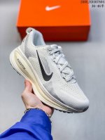 公司级 耐克 Nike Vomero 18 厚底增高老爹运动跑步鞋。全新 Vomero 提供比以往更多的緩衝效能以及該系列有史以來最高的鞋底高度，結合 Nike