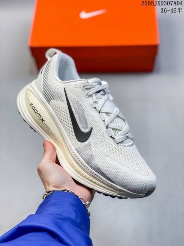 公司级 耐克 Nike Vomero 18 厚底增高老爹运动跑步鞋。全新 Vomero 提供比以往更多的緩衝效能以及該系列有史以來最高的鞋底高度，結合 Nike