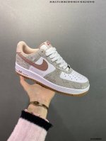 180 公司级耐克Nike Air Force 1’07 空军一号低帮百搭休闲运动板鞋。柔软、弹性十足的缓震性能和出色的中底设计，横跨复古与现代的外型结合，造就