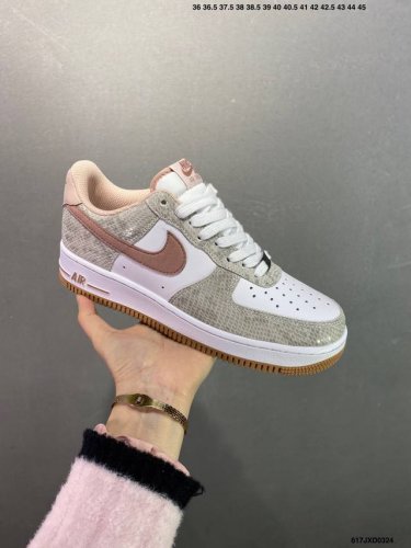 180 公司级耐克Nike Air Force 1’07 空军一号低帮百搭休闲运动板鞋。柔软、弹性十足的缓震性能和出色的中底设计，横跨复古与现代的外型结合，造就