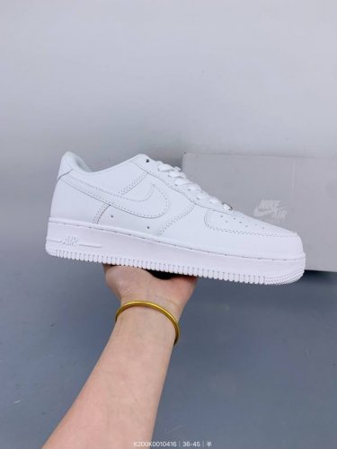 耐克Nike Air Force 1‘07 空军一号低帮百搭休闲运动板鞋。柔软、弹性十足的缓震性能和出色的中底设计，横跨复古与现代的外型结合，造就出风靡全球三十