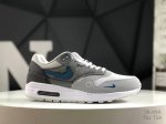 耐克 Nike Air Max1由 Tinker Hatfield和 Mark Parker在1987年设计,灵感来自于巴黎蓬皮杜中心。凭借着 Air Max气