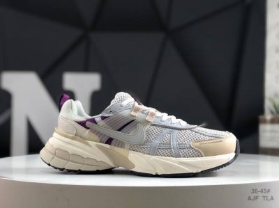 160 耐克Nike V2K Run新款百搭休闲跑步鞋 复古风潮 网面透气 紧致的鞋面材质提供良好的包裹性 鞋侧 Swoosh以及鞋头部分搭配增添不少亮点的镀铬