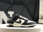 310 公司级带半码Nike Dunk Low 兽痕此款鞋身覆以绒感磨砂皮毛，炭黑色表层浮动着野兽蛰伏的肌理。三道冷冽的烫银爪痕刺破迷雾，液态金属光泽随步态流转