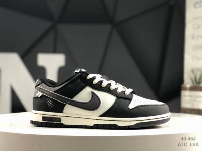 310 公司级带半码Nike Dunk Low 兽痕此款鞋身覆以绒感磨砂皮毛，炭黑色表层浮动着野兽蛰伏的肌理。三道冷冽的烫银爪痕刺破迷雾，液态金属光泽随步态流转