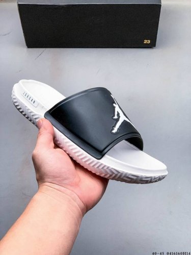 集图 Jordan play Slide 夏季新款运动拖鞋 穿上Jordan playslide拖鞋，尽享舒适支撑。厚实泡绵质感轻盈，带来出众缓震效果，令你惬享