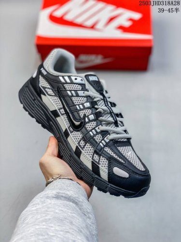 170 公司级带半码！ 耐克Nike P-6000 跑鞋内外侧都用了刺绣钩子，采用透气材料，搭配匠心覆面，再现千禧年代的跑鞋风格，塑就大气外观。鞋款秉承 Nik