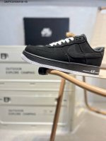 耐克 Nike Air Force 1 '07空军一号 百搭休闲运动板鞋。柔软、弹性十足的缓震性能和出色的中底设计，横跨复古与现代的外型结合，造就出风靡全球三十