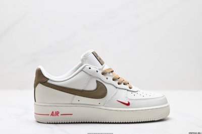 真标耐克Nike Air Force 1“07空军一号低帮百搭休闲运动板鞋。柔软、弹性十足的缓震性能和出色的中底设计，横跨复古与现代的外型结合，造就出风靡全球三