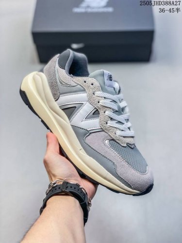 new Balance Ms327 复古休闲运动慢跑鞋 以更纯粹的复古风格设计打造的全新造型 侧身还以解构设计 将 N 字标志以做旧压花样式呈现 官方货号:U3