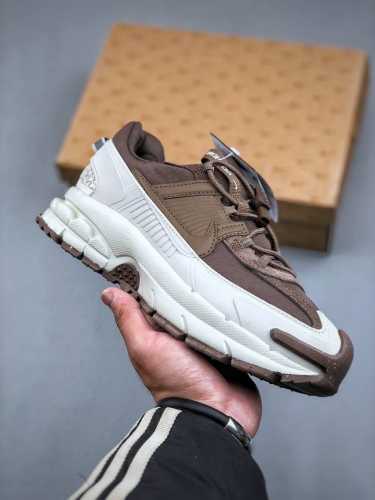Nike Zoom Vomero Roam 马拉松复古跑五代休闲运动慢跑鞋 厚底老爹鞋。采用环保纤维革饰片组合网眼布鞋面材质 升级正确后跟tpu加固 耐弯折热塑