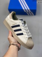 阿迪达斯 Adidas Superstar 三叶草经典贝壳头系列 新款休闲板鞋潮流男女士运动鞋 。鞋面柔软皮革材质 标志性的贝壳鞋头，锯齿三条纹，简约的线条。就