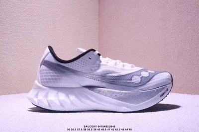 公司级Saucony索康尼 Endorphin pro4系列 男女低帮缓震跑步鞋 索康尼推出的跑鞋是一款外观激进但脚感舒适的跑鞋 采用了全新的中底设计和鞋面工程