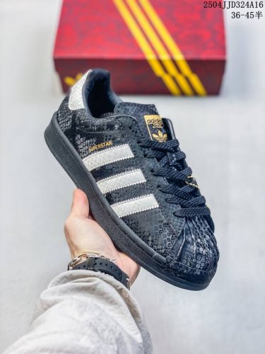 公司级阿迪达斯Adidas三叶草 Originals Superstar贝壳头系列低帮经典百搭休闲运动板鞋 蛇年限定款新年款经典运动鞋贝壳头 以白色为主 后跟和
