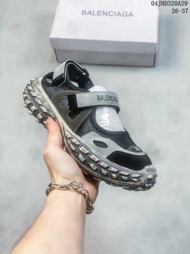 巴黎世家轻奢复古凉鞋 Balenciaga 榴莲底凉鞋 Balenciaga 24年新款榴莲底最新最火爆的网红款儿童包头魔术贴凉鞋网鞋 巴黎世家欧洲站复古款轮胎