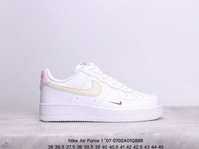 耐克 Nike Air Force 1 ’07 空军一号低帮百搭休闲运动板鞋。柔软、弹性十足的缓震性能和出色的中底设计，横跨复古与现代的外型结合，造就出风靡全球
