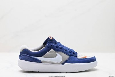 真标耐克Nike Sb Force 58低帮休闲板鞋 是一款将前沿创新带入街头的单品 它具有硫化杯底 具有出色的耐用性和灵活性 使用帆布和绒面革 在饰面上放置通