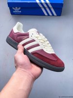 集图 二层真标！Adidas Samba Og 经典鞋款 Adidas 近70年的经典Samba Og 修长的鞋楦,略微尖尖的鞋头,翻毛皮的鞋头拼接,这些我们都