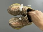 专G版椰子350V2真爆鞋带扣儿童一脚蹬运动鞋 Size：24-35码 专柜版来咯 真爆米花系列脚感超级棒 软弹效果一绝 针织鞋面，透气舒适好打理 鞋带扣设计，
