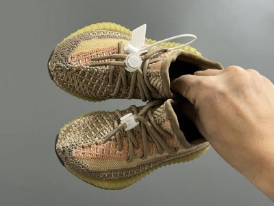 专G版椰子350V2真爆鞋带扣儿童一脚蹬运动鞋 Size：24-35码 专柜版来咯 真爆米花系列脚感超级棒 软弹效果一绝 针织鞋面，透气舒适好打理 鞋带扣设计，