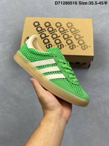 公司级Adidas Originals Gazelle Indoor 三叶草休闲防滑耐磨低帮板鞋 鞋头出色设计 塑就出众贴合感 稳固的后跟贴合足部曲线设计 软弹