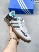 Adidas Originals 便為我們帶來了全新配色的 Adidas Gazelle Indoor ，版本以梅紅色鞋身配以白色的三槓 Logo 以及海軍藍色
