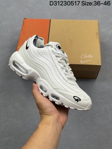 耐克Nike Air Max 95 Tt气垫复古慢跑百搭鞋休闲运动鞋 这双鞋采用前脚掌开窗式气垫 这种设计在当时是前所未有的 鞋带孔的设计灵感来自人体肋骨 而鞋