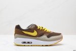 真标Nike Air Max 1 耐克气垫 缓震 耐磨运动鞋 鞋身材质均选择皮革 织物 麂皮多种材质覆盖 保证质感的前提下 层次感也相当不错 带有开窗式 Air