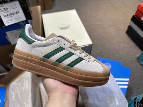 阿迪达斯 Adidas 三叶草女鞋gazelle Bold复古怀旧风厚底增高运动板鞋潮。阿迪达斯万年不败的人气鞋款gazelle ，以三层厚磅鞋底设计。一层层的