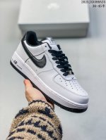 公司级带半码 耐克Nikeair Force 1“07空军一号低帮百搭休闲运动板鞋。柔软、弹性十足的缓震性能和出色的中底设计，横跨复古与现代的外型结合，造就出风
