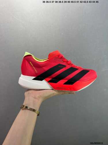 公司级Adidas Adizero Adios 阿迪超轻透气缓震跑鞋 整体外观造型与Adizero Adios Pro Evo 1非常相似 中底配置方面搭载全掌
