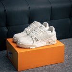 核心私 路易威登 Louis Vuitton Lv路易威登板鞋 新款 Lv Trainer最新配色运动鞋 L家 篮球鞋风格运动鞋 该鞋由艺术总监 Virgil