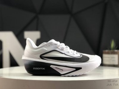 Nk Zoom Fly 6 耐克超弹轻盈跑步鞋 鞋款搭载 Flyknit 材料 打造出众弹性 易于穿脱。采用React技术 轻盈耐穿泡绵打造,铸就出众回弹的顺畅