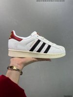 公司级阿迪达斯Adidas三叶草 Originals Superstar贝壳头系列低帮经典百搭休闲运动板鞋 蛇年限定款新年款经典运动鞋贝壳头 以白色为主 后跟和