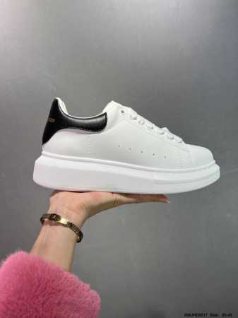 公司级意大利高奢品牌-亚历山大 麦昆Alexander Mcqueen Oversized Sneakers 低帮时装厚底休闲运动小白板鞋“皮革白钢笔蓝麂皮尾” - 点击图像关闭