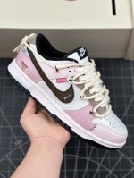 核心私 Nk Dunk Low 熊猫恶作剧 特别企划心动邮件 心蔷 特殊礼盒 低帮休闲板鞋 #配色整体围绕熊猫恶作剧心动邮件主题设计，鞋身整体采用专属颜料重新喷