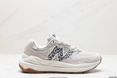 真标new Balance Nb5740系列 凭借多种严选的优质素材重塑出让人耳目一新又充满层次感的革新中低结构。为呼应90年代的巨大化潮流，鞋侧也点题采用了相