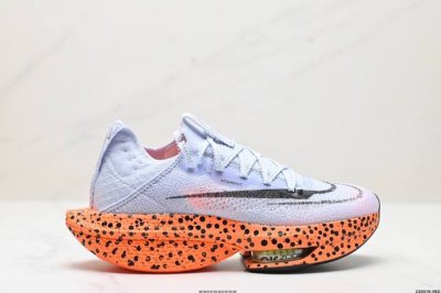 公司级新品发布 Nike Air Zoom Alphafly Next% 整体采用前作的设计语言，并且对后者的细节进行升级，马拉松和长距离路跑的性能极限设计而生