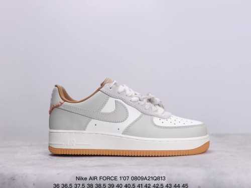 公司级耐克nike Air Force 1 Low 空军一号低帮百搭休闲运动板鞋。柔软、弹性十足的缓震性能和出色的中底设计，横跨复古与现代的外型结合，造就出风靡