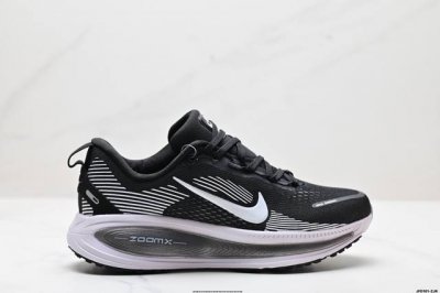 公司级Nike Vomero 18 耐克 舒适减震防滑 低帮跑步鞋 全掌Reactx泡绵中底 前掌和后跟还配备了Air Zoom气垫单元 据说跑起来更快更舒适哦