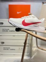 升级原楦原纸版数据开发 采用弹性 Flyknit 飞织鞋面材质 内里嵌入定型海绵 全掌型 Zoomx 泡绵中底 外置防滑耐磨橡胶底片竞训神鞋飞马Plus回归,耐