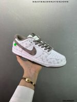 170 特价Lv X Nike Dunk Low 白绿 此款主张打破传统的工业化流水线设计限制，以Made By Ideas的超级创意为理念，集结众多潮流设计师