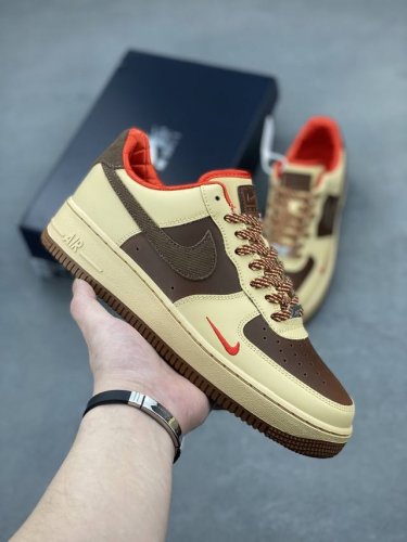 耐克Nike Air Force 1‘07空军一号低帮百搭休闲运动板鞋。柔软、弹性十足的缓震性能和出色的中底设计，横跨复古与现代的外型结合，造就出风靡全球三十多
