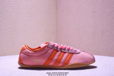 adidas Tokyo W三叶草休闲防滑耐磨低帮板鞋 鞋头出色设计 塑就出众贴合感 稳固的后跟贴合足部曲线设计 软弹舒适 不易磨脚 橡胶鞋底配合防滑纹路设计
